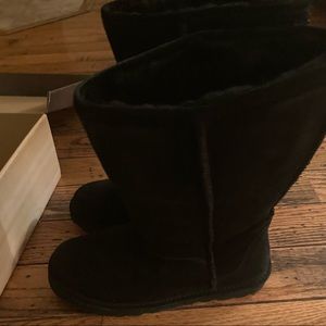WOMANS BLACK BEARPAW BOOTS SIZE 9. WIDTH IS M. NAME IS ELLE TALL. SHEEPSKIN.